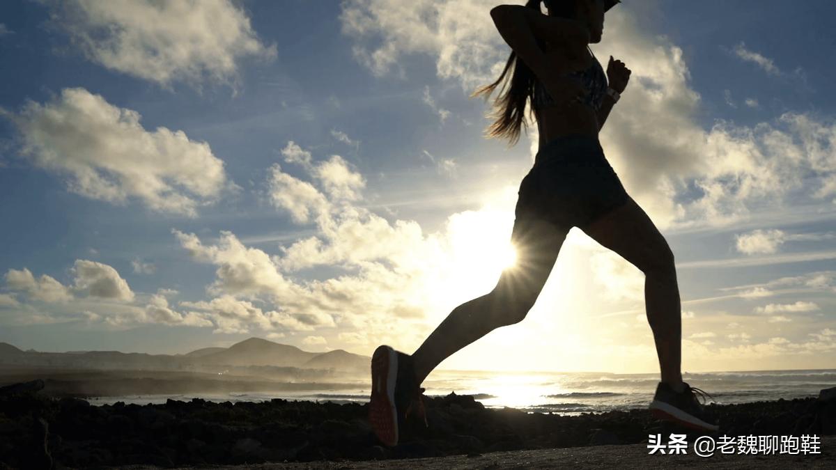 比较耐穿好看的慢跑鞋,穿一年的鞋推荐