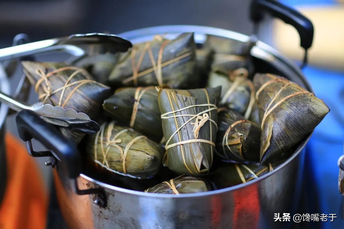 煮粽子时热水下锅还是冷水下锅,煮粽子冷水下锅还是热水下锅好