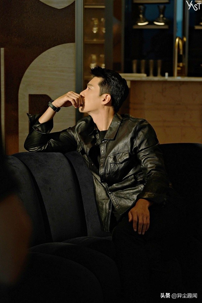 玄彬2022年最新「37张帅照」释出！禁欲白西装VS坏坏黑皮衣