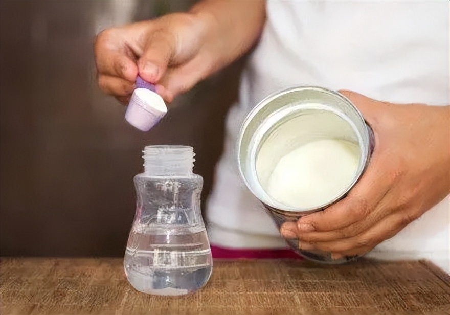 为什么不能用凉白开冲奶粉,为什么不能给宝宝用开水冲泡奶粉