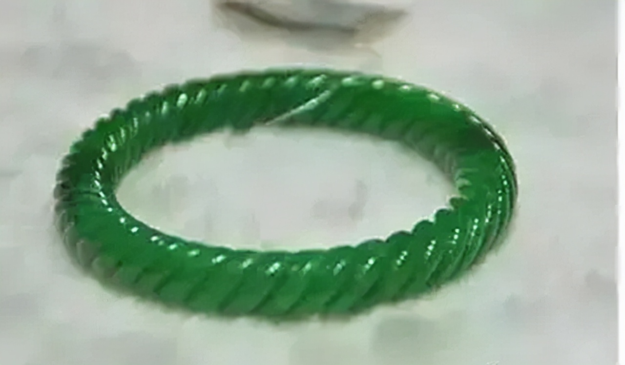 宋美龄麻花手镯值多少钱,宋美龄翡翠手镯价值两亿