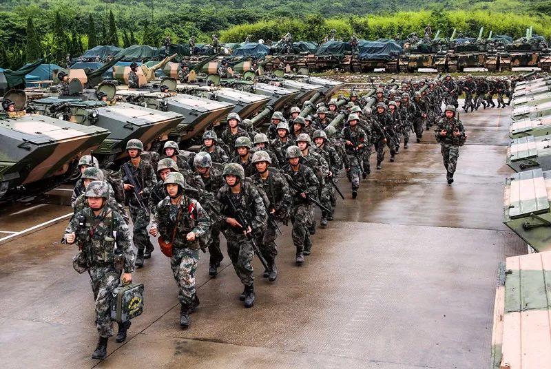 若收复台湾，东部战区三个集团军够不够？需考虑美军介入的可能！