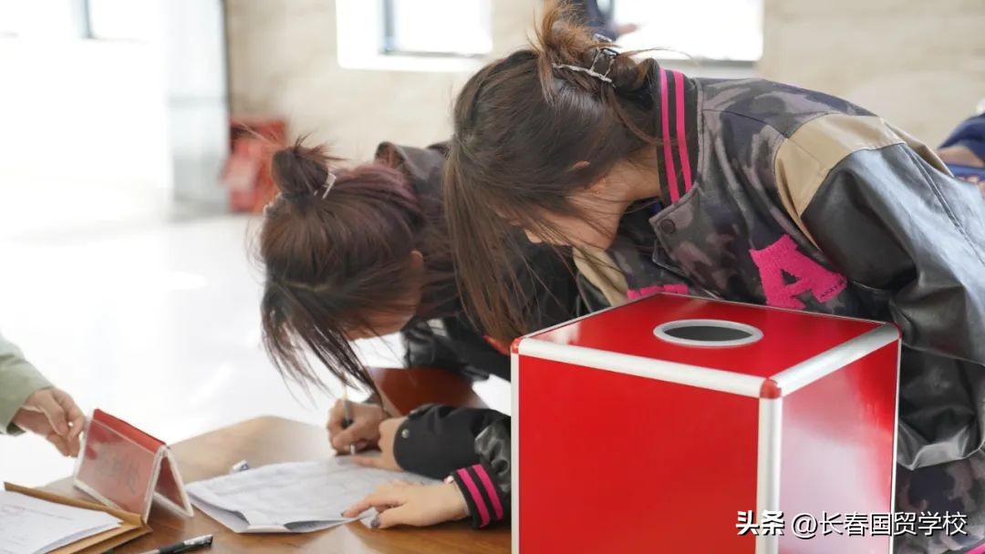 国贸学校在2023年长春市中职学校电子商务技能大赛中摘金夺银！