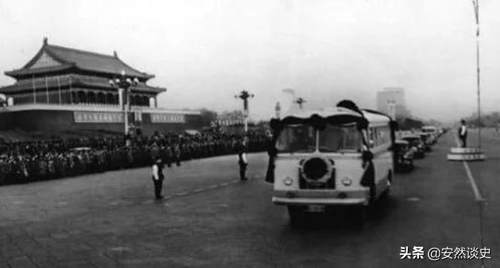 76年毛主席没参加周总理追悼会，*国锋华**含泪解释：老人家身不由己