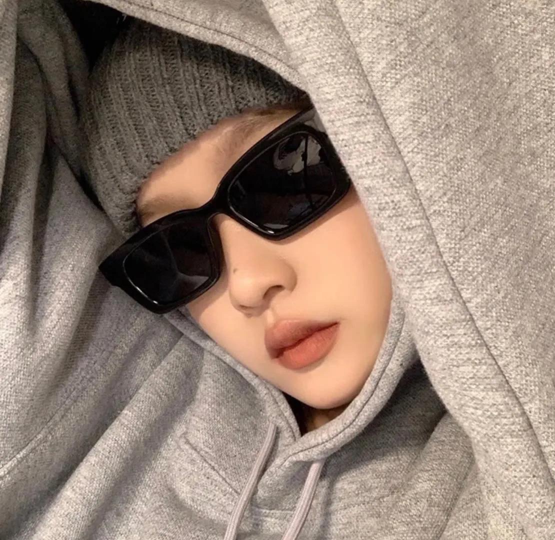 戴墨镜的女生头像搞笑,戴墨镜的女生头像高冷