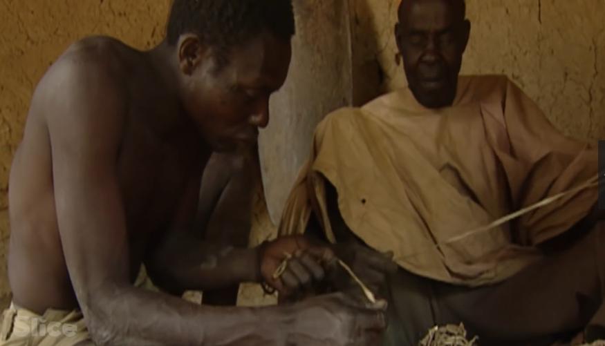 非洲部落狩猎巨蟒的真实场景，巨蟒头被锤烂都还死缠不放！纪录片