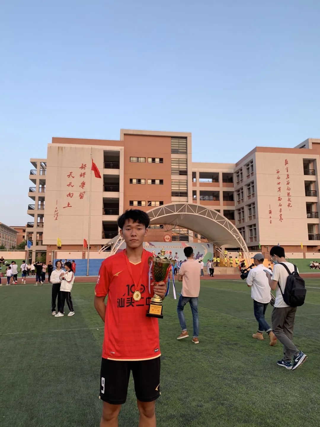 校园足球|汕头市第二中学黄鑫跃、郑铠敏：只有团队的赢才是赢