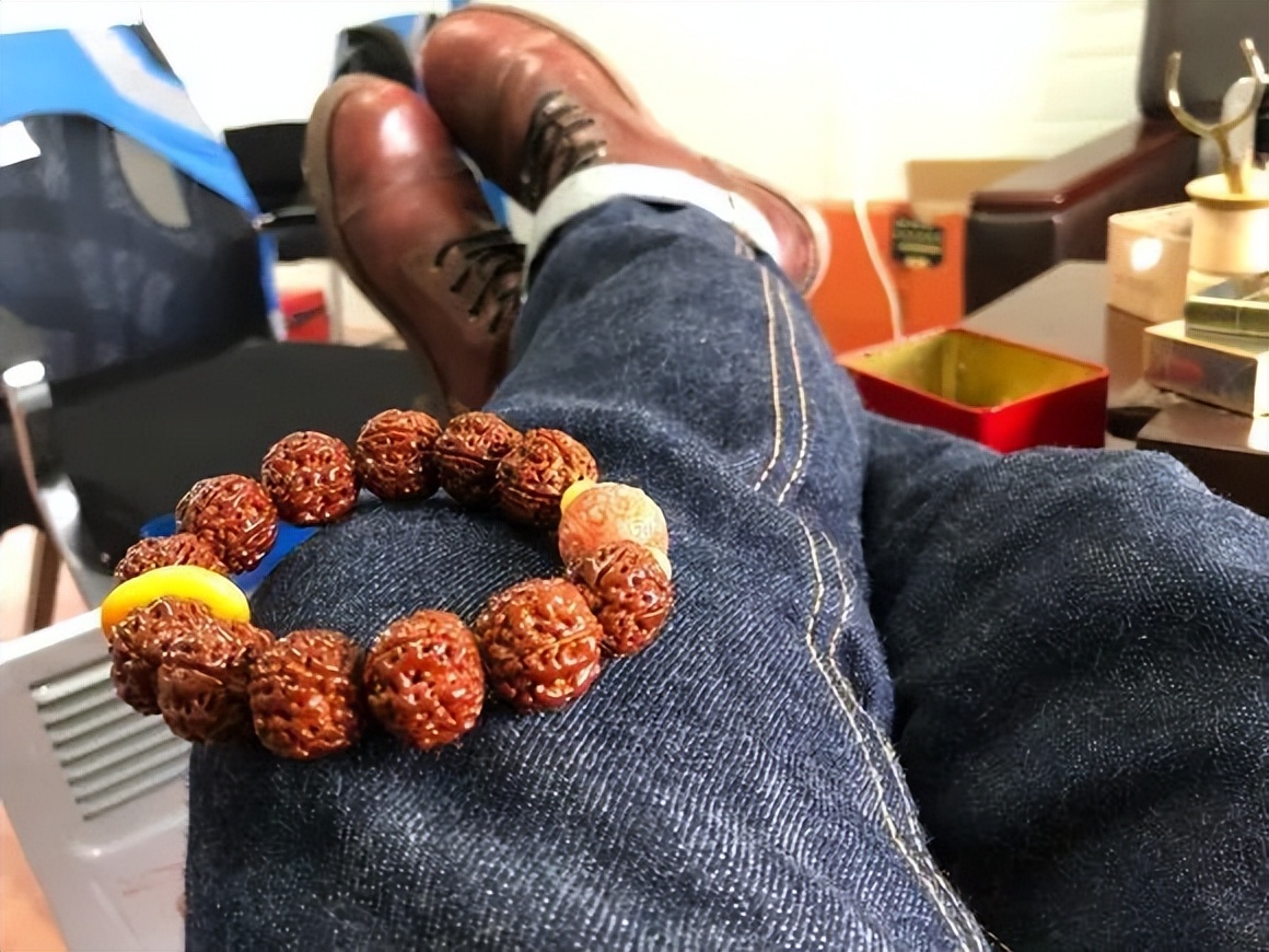 手串盘脏了，他用洗衣粉刷了一下