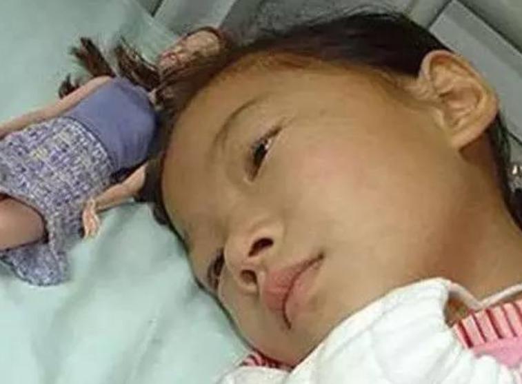 2005年，八岁女孩患急性白血病，为不拖累家人，写下遗书安排后事