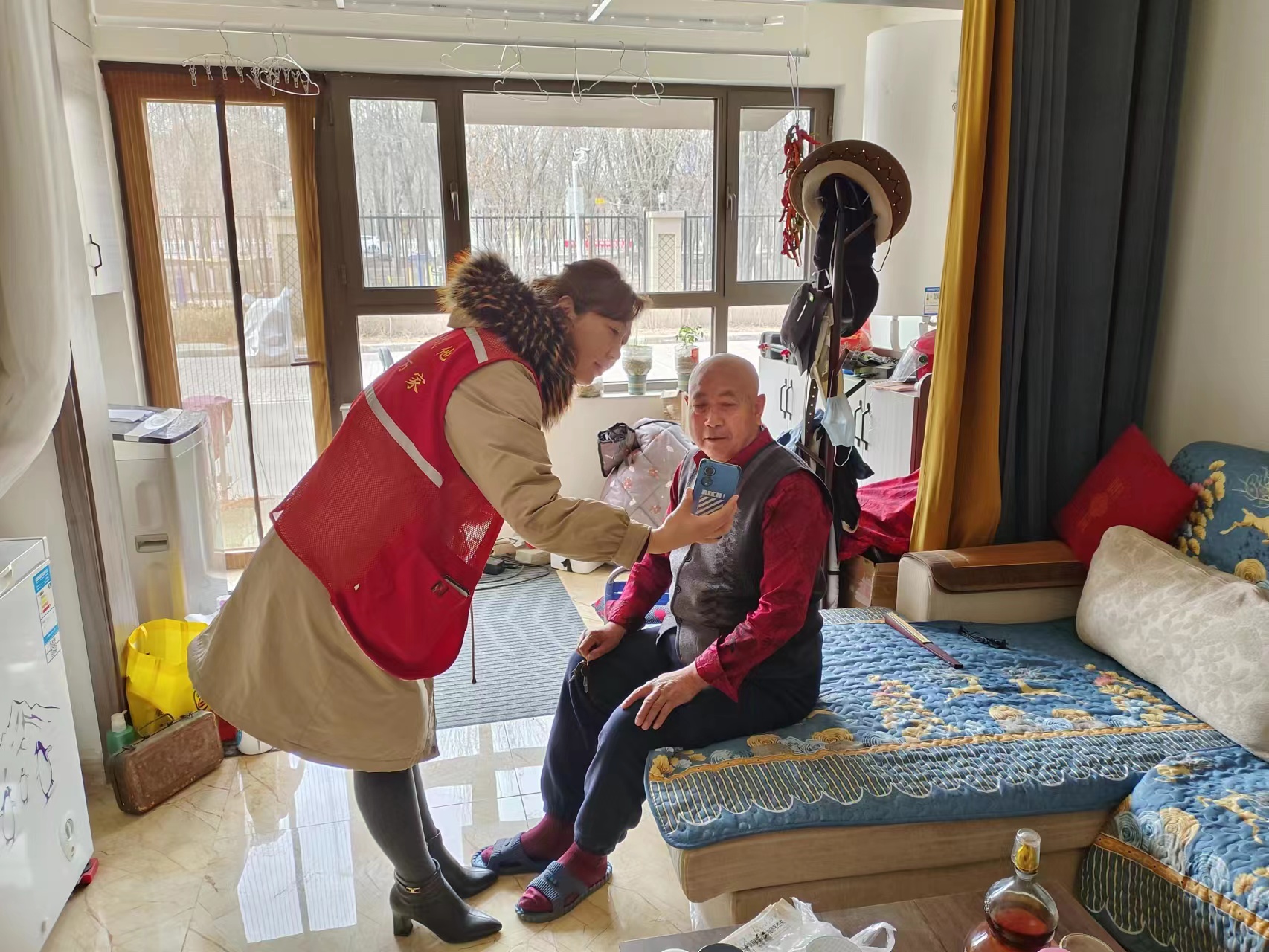 “四强”能力作风建设丨花园社区：动动手、眨眨眼，养老资格认证这样办！