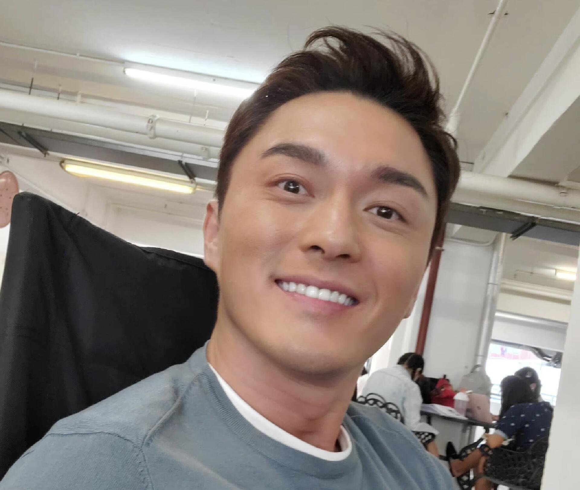 香港知名男星刑满出狱！满脸愁容事业受重创，将娶富贵女友为妻