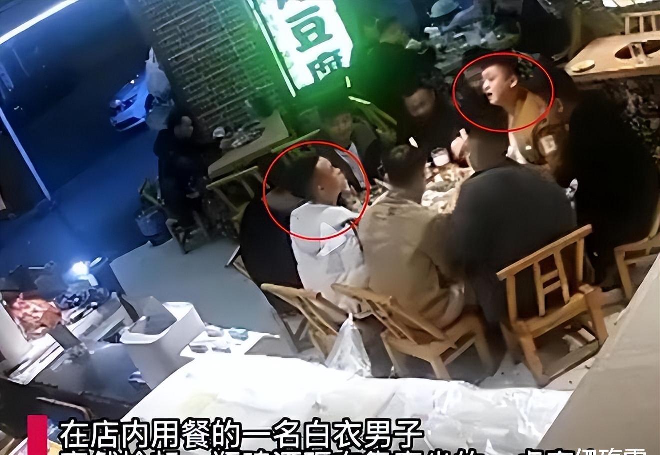 湖南吉首发生恶性砍人事件，比唐山烧烤案可怕，何人吃饭带*刀砍**？