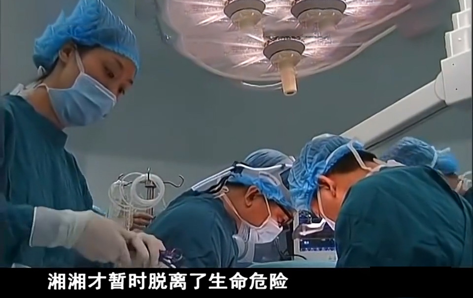 男孩因为烧伤惨遭毁容,被烧伤毁容的男孩