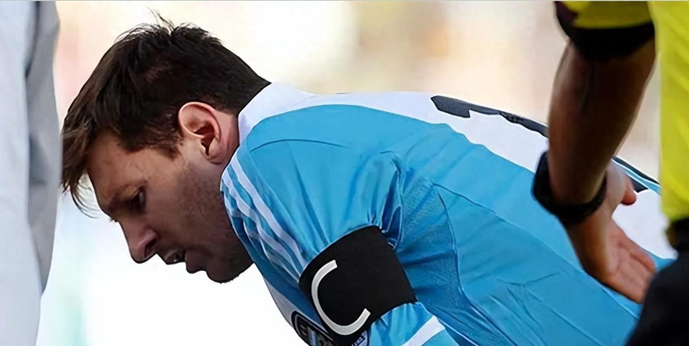 梅西痛苦倒地后挣扎爬回球场,梅西在比赛中呕吐