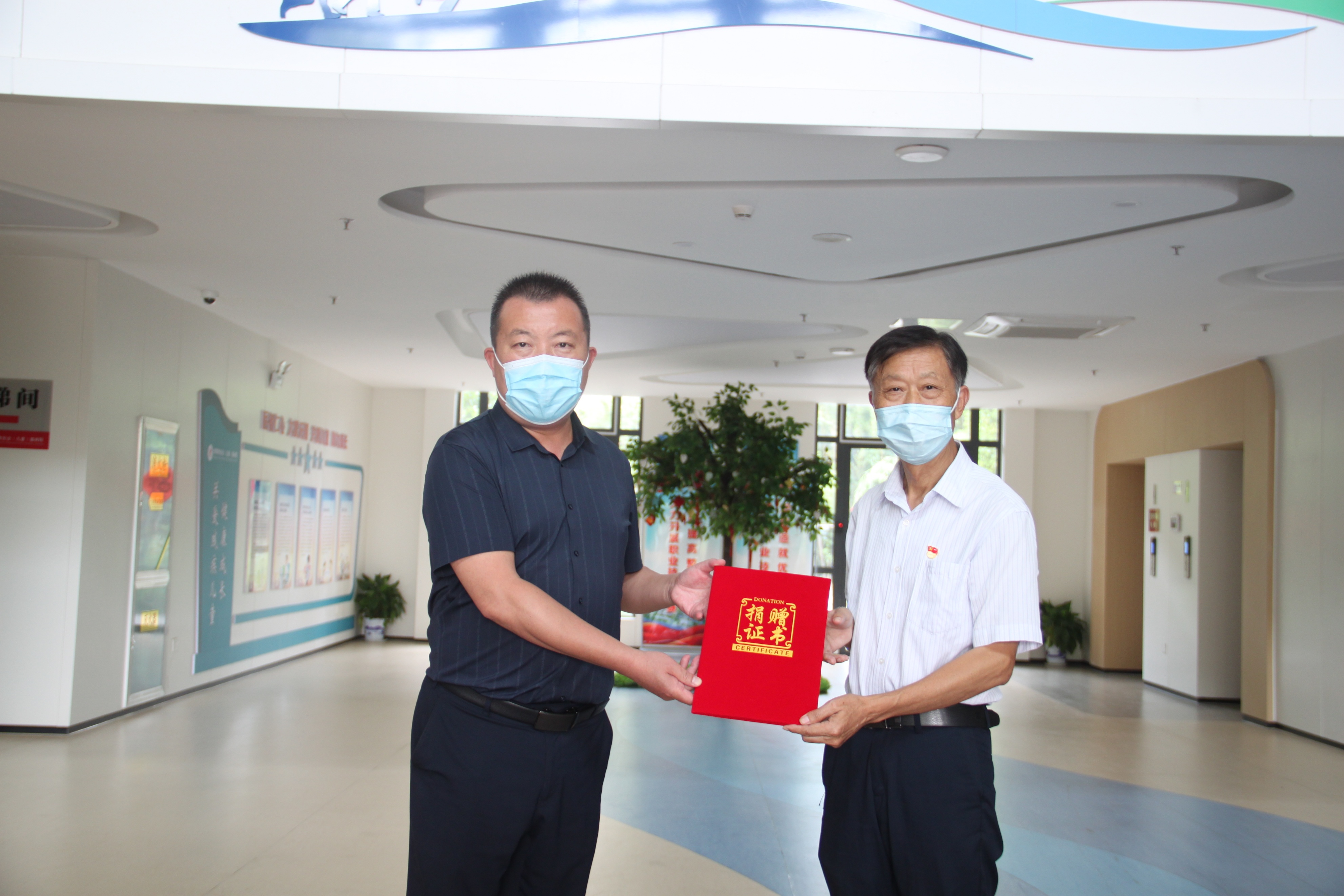 爱心捐助进幼儿园真情关爱暖童心,爱心慰问敬老院传递爱与正能量