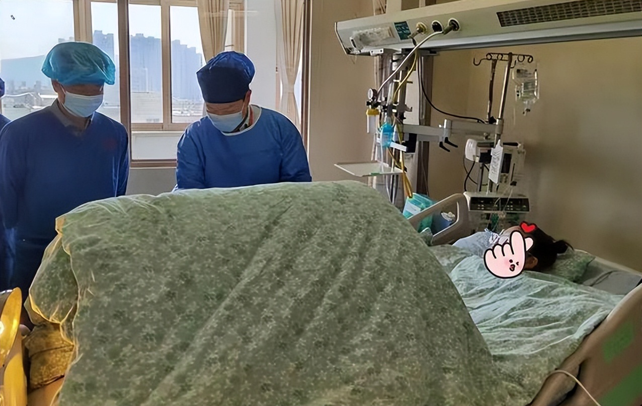 长沙女孩被困88小时被救,长沙获救女孩喝矿泉水