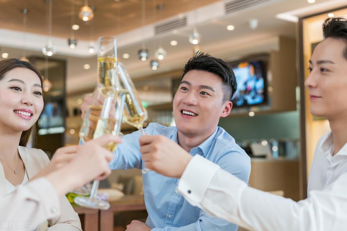 伤感：成功人士离世前妻儿不愿相陪，小三送走最后一程，人生无常