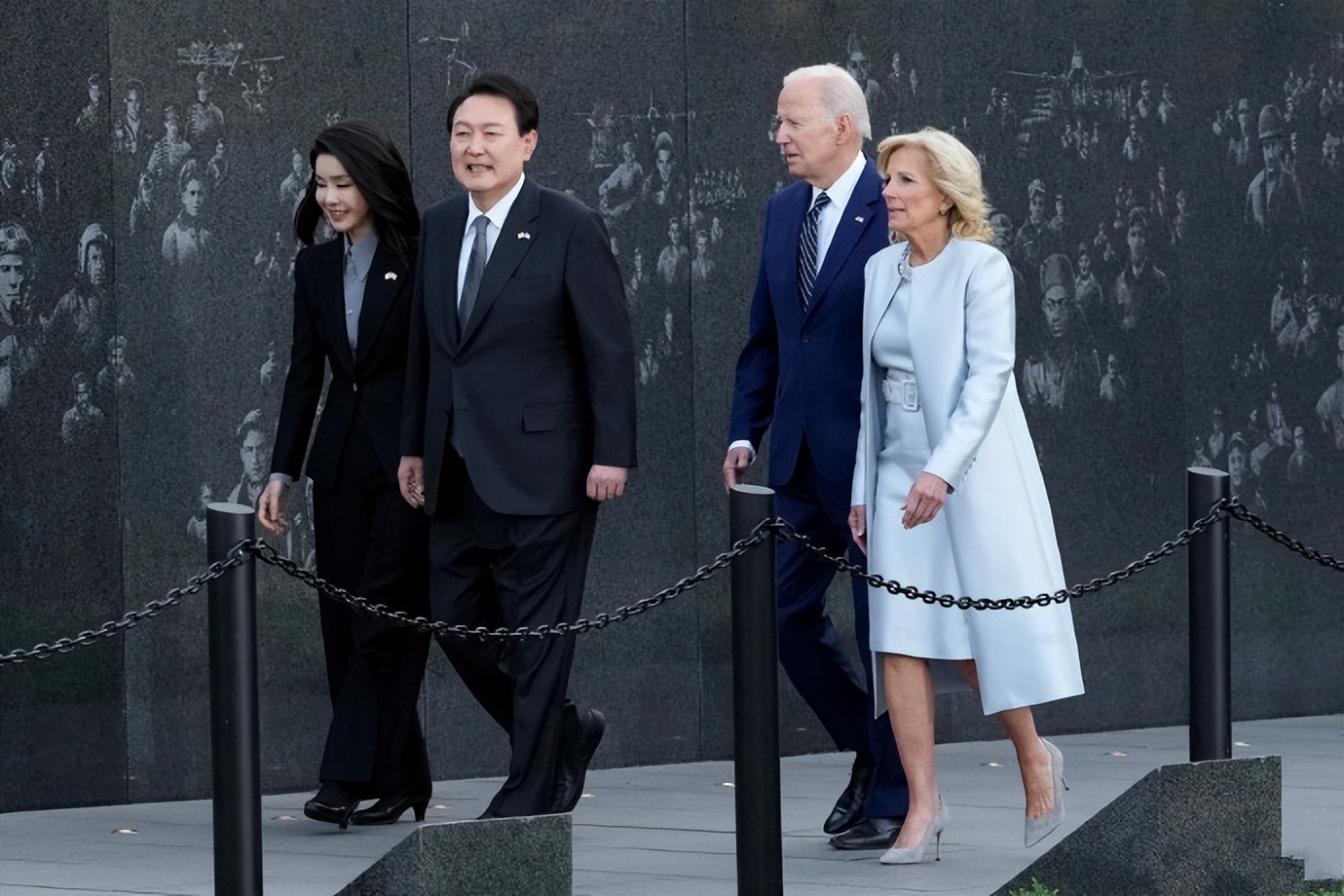 韩第一夫人年轻照片,韩第一夫人穿军装