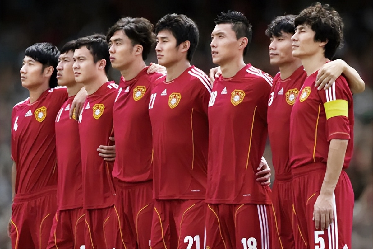 1964年国足遭遇惨败，贺龙直接下令解散，全送到部队接受军事训练