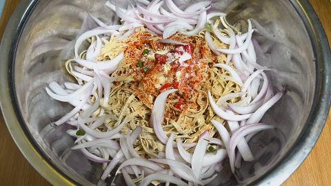 洋葱拌木耳豆腐皮的正确方法视频,两张豆腐皮