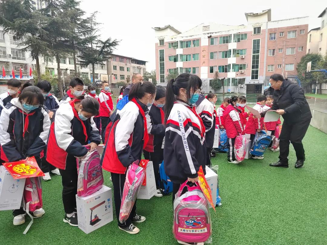 关爱留守儿童暖冬公益行,走进校园关爱留守儿童活动