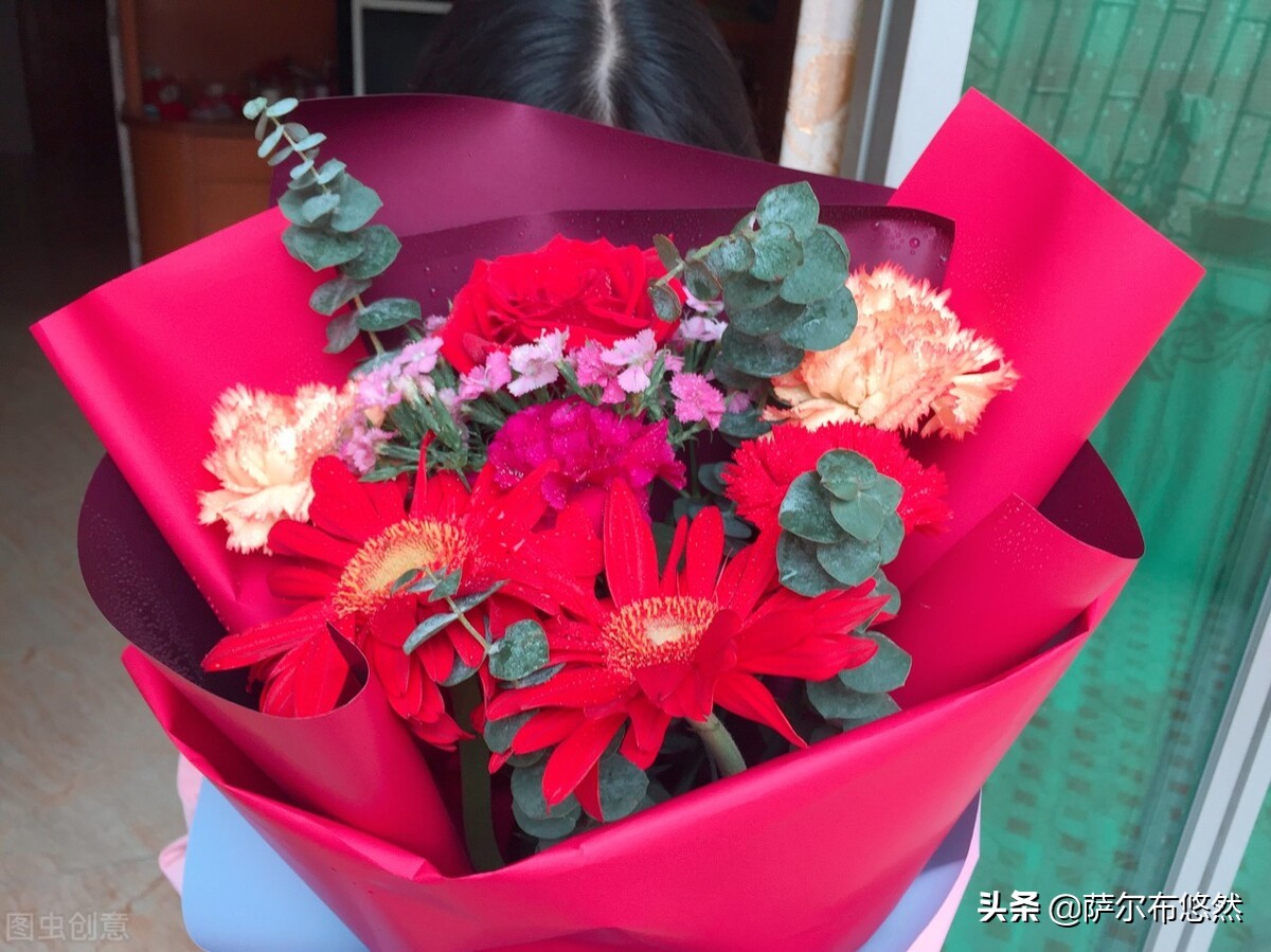 宝宝的下眼皮发青,宝宝的下眼睫毛贴在眼球上怎么办