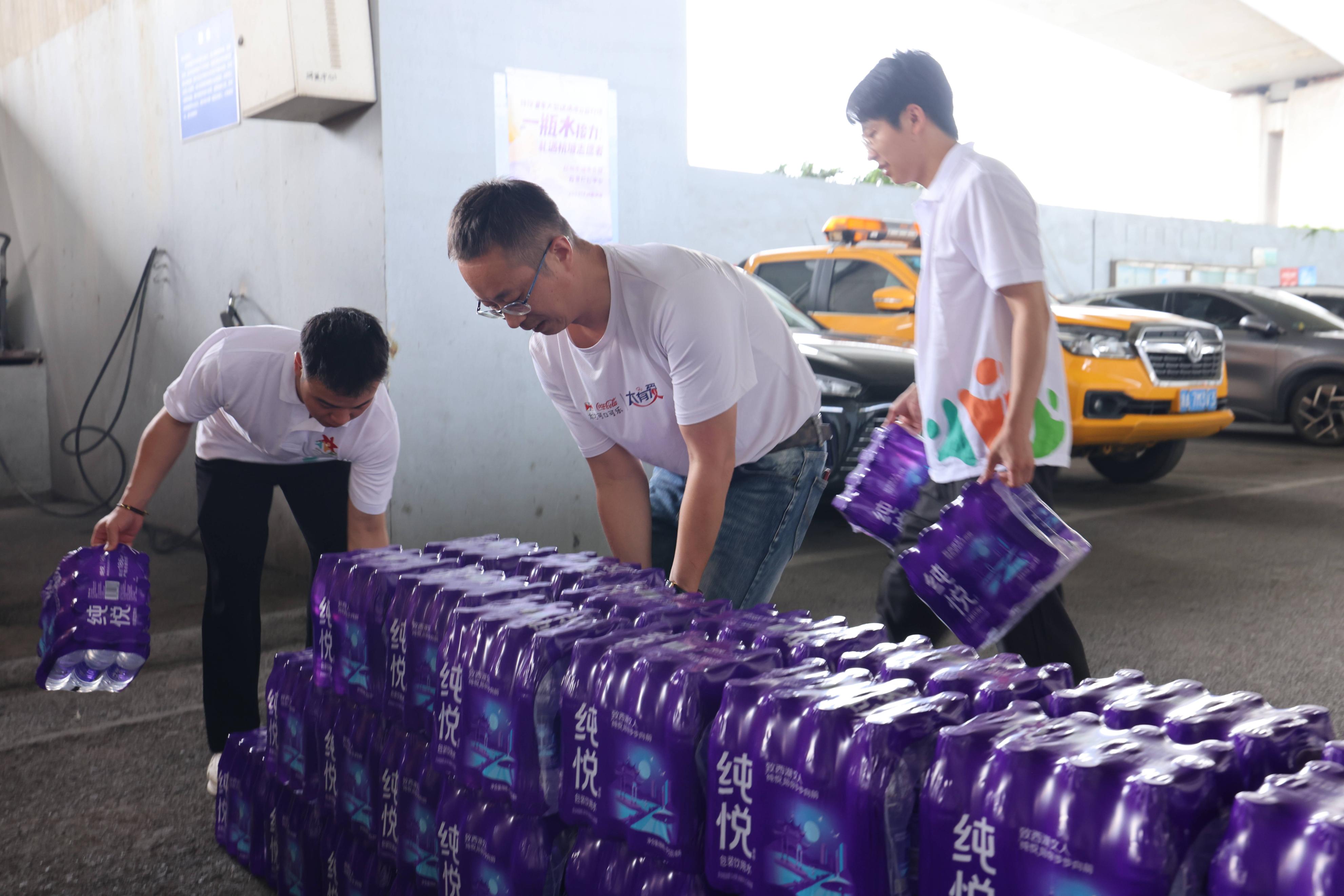 纯悦“一瓶水接力”第六季：送出清凉，让爱延续，致敬脚踩“火炉”的筑路人