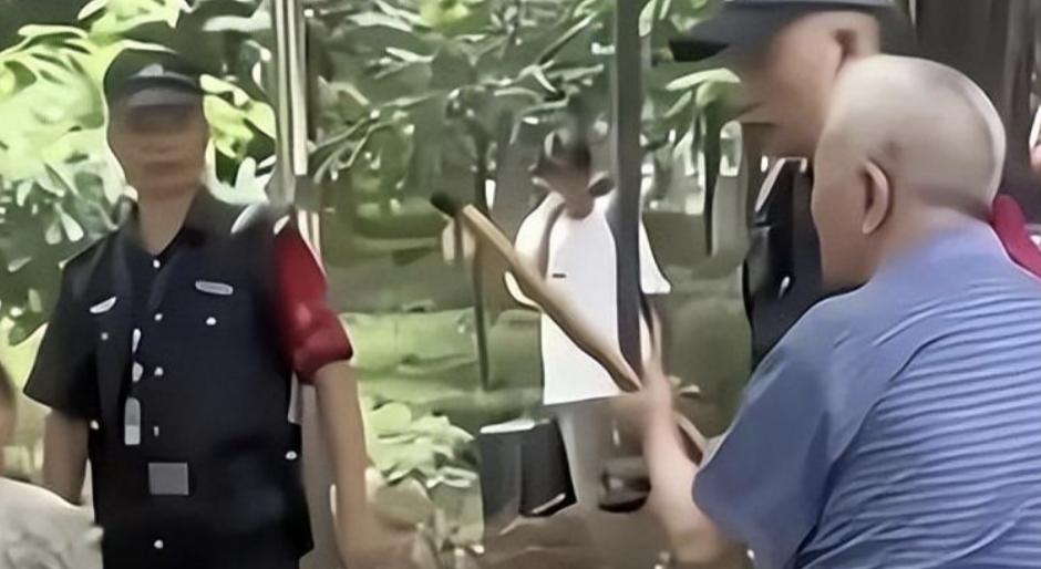 七旬的重庆老教师，在众人面前露出*体下**，引围观群众的不满和质疑