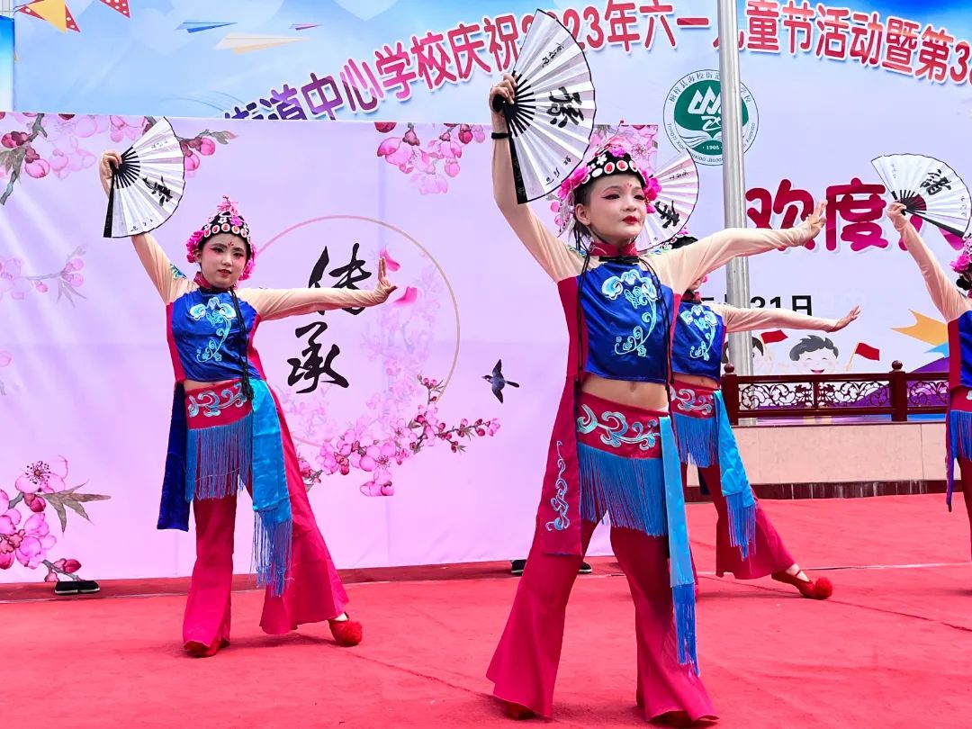 桐梓县学校六一儿童节,萌娃欢乐多幼儿舞蹈