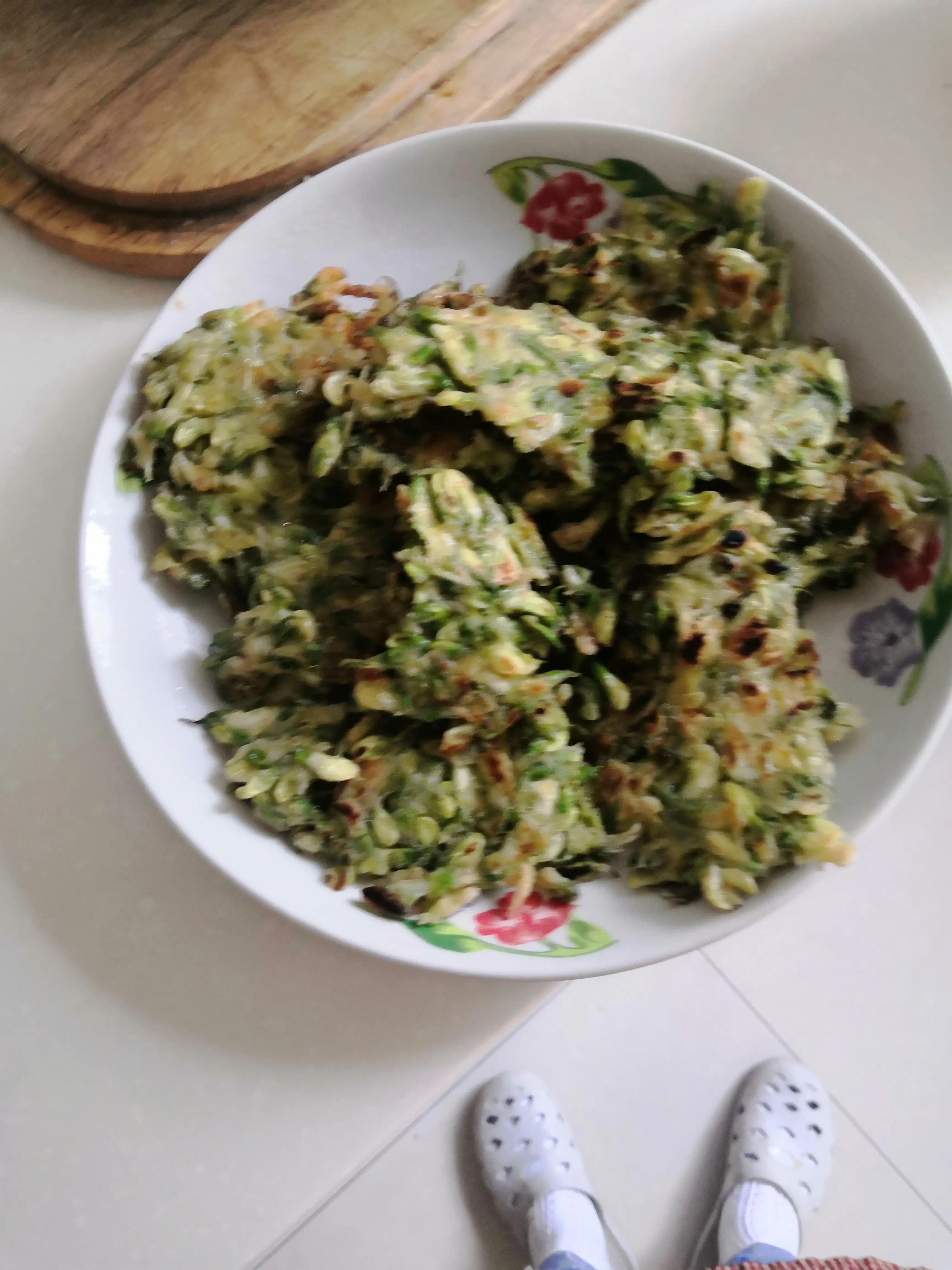 怎么做钩子钩槐花,现在有槐花了烙槐花饼子怎么烙