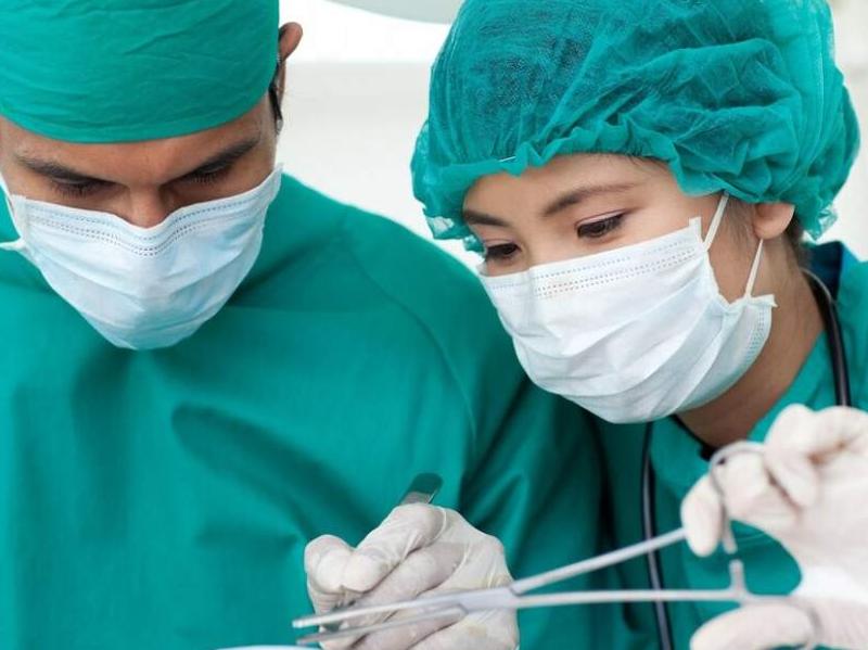 女子腹部痒，医生用镊子夹出16只阴虱！原来阴虱有4个传播途径