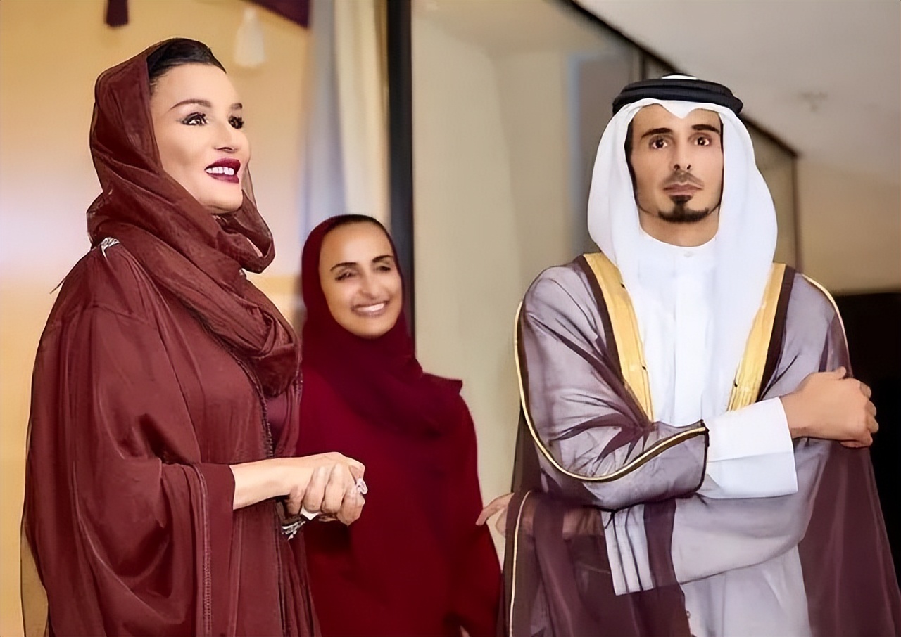 卡塔尔皇太后莫扎一身衣着,卡塔尔太后莫扎走路带风