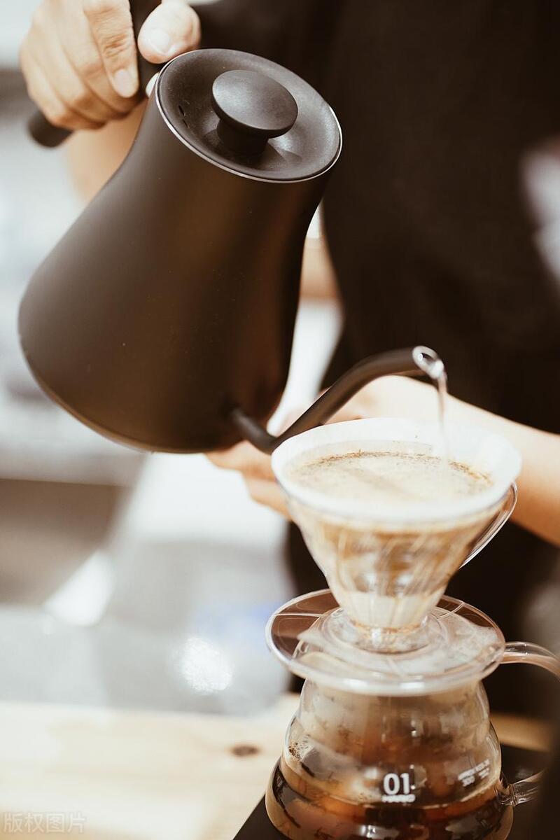 夏天一杯冷萃咖啡还是很惬意的,1分钟制作冷萃冰咖啡教程