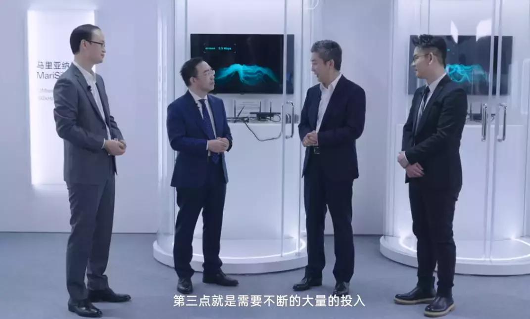 主持人李响侃侃而谈,李响接受采访