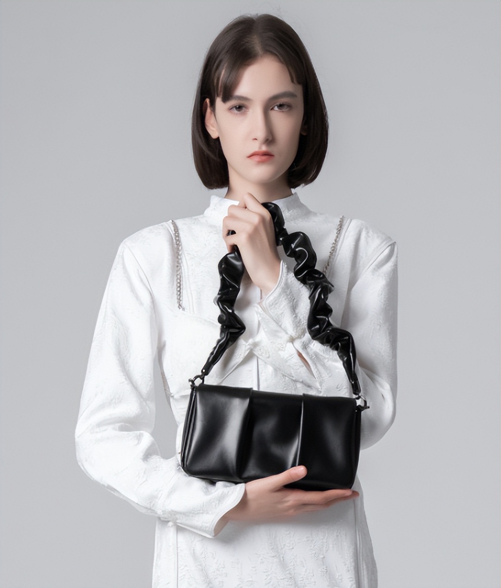 虞书欣同款双肩包平价,虞书欣10元包