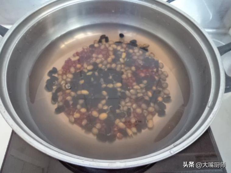 打豆浆时怎么泡豆子好吃,豆子怎样泡打豆浆才能打得更细