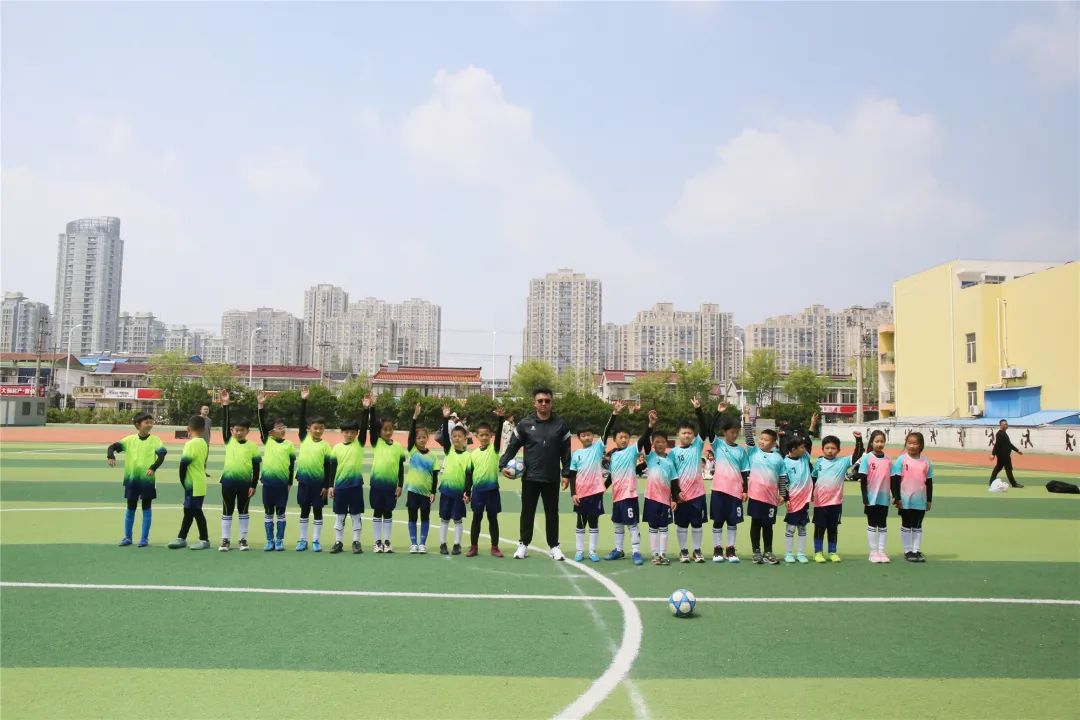 缤纷校园|飞吧，足球！