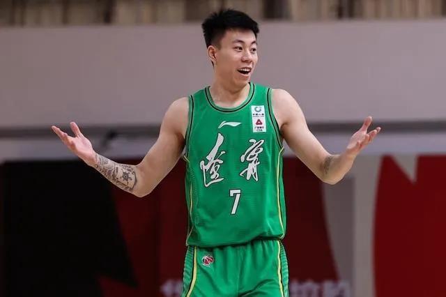 辽宁男篮球员张镇麟父亲做什么的,辽宁男篮张镇麟个人简历