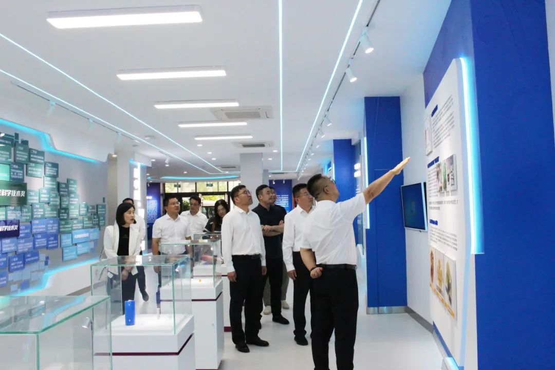 签约8个项目总投资135亿元,8项成果发布25个合作项目签约