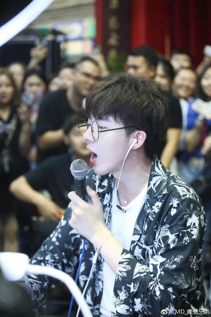 爆红的真相,小红靠捧大红靠命强捧遭天谴