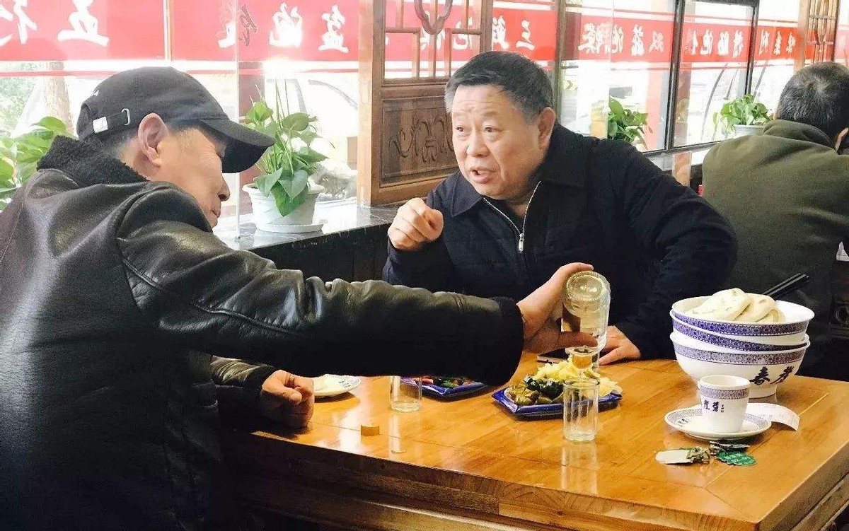 喝完白酒为什么会头疼,喝完白酒为什么口渴头疼