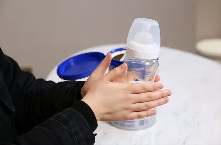 为什么不能用凉白开冲奶粉,为什么不能给宝宝用开水冲泡奶粉