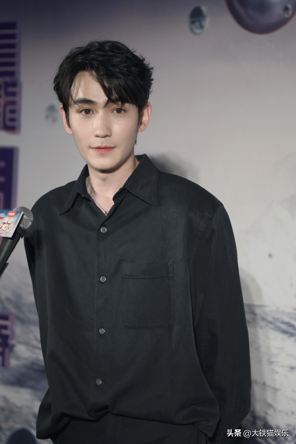 穿黑衣服的帅哥明星,10大穿白衬衫最好看的男明星