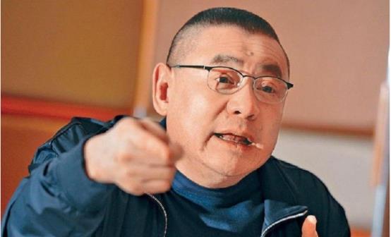 出门带保镖，一顿饭吃6万元的黄油蟹，一年亏掉丈夫100亿的人