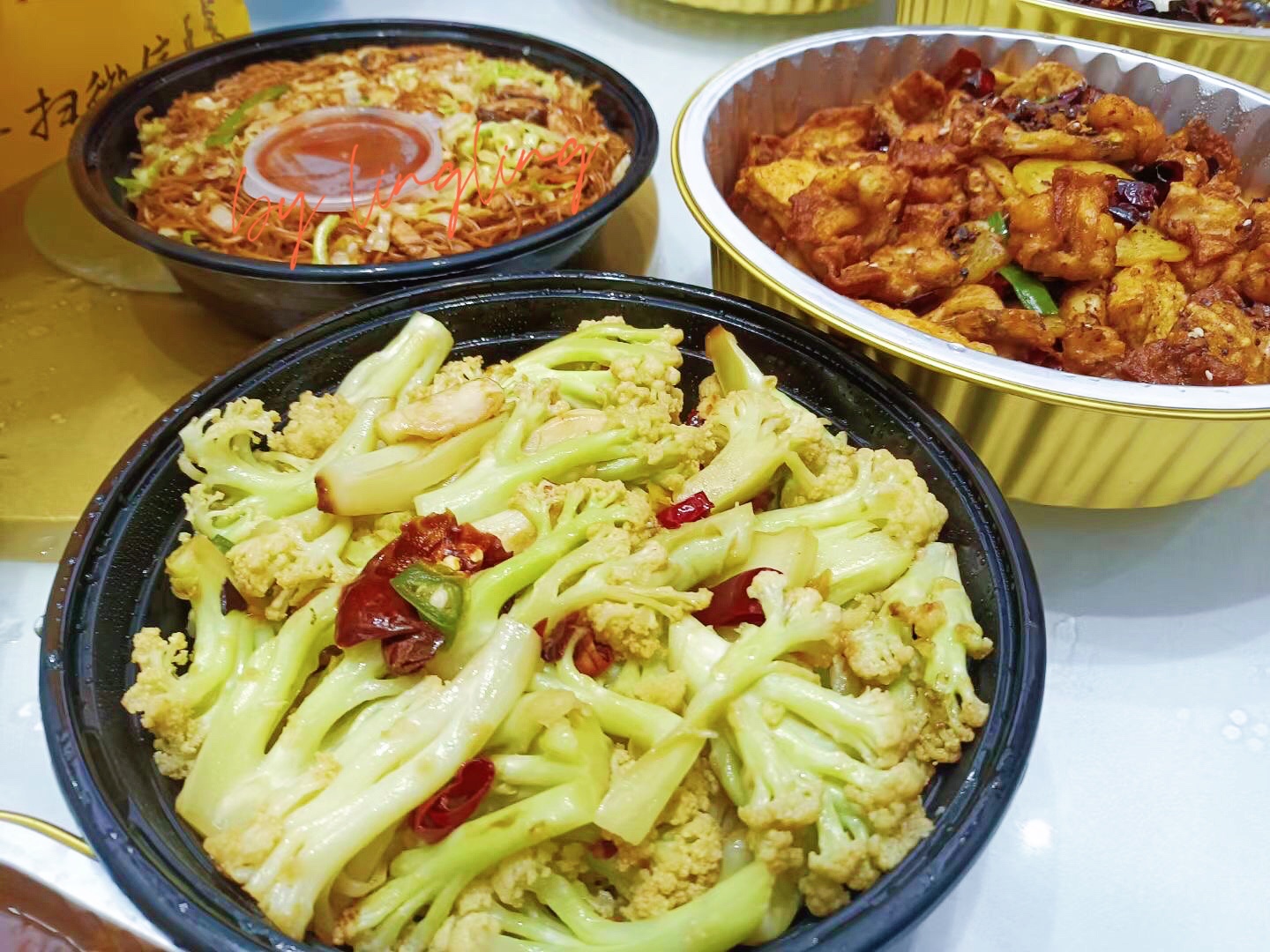 在厦门，8个朋友一桌外卖人均60不到，朋友夸我会持家