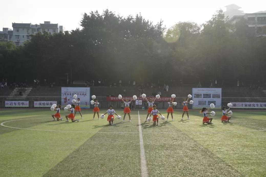 绿茵竞技秀出脚下功夫!重庆大学第二十届研究生足球联赛决赛开赛