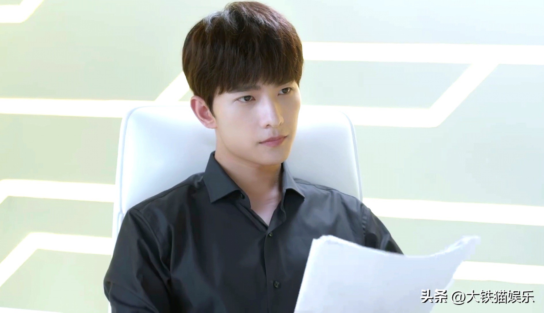 穿“黑衬衫”好看的男明星，只服这7位，个个长身玉立，贵气逼人