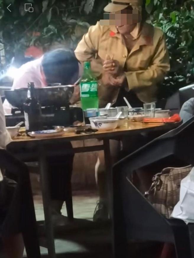 女子街头穿日本军装,女子穿日本关东军装