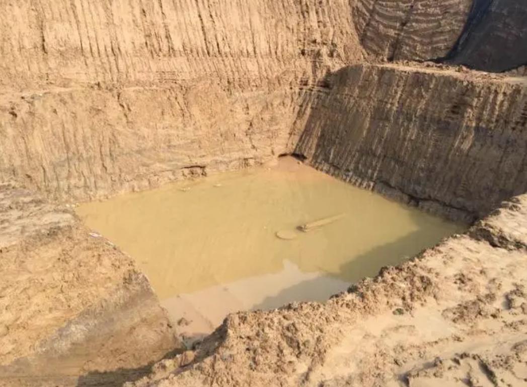 打桩机水鬼捞钻头3d演示,为什么打桩机一定要人下水里面捞