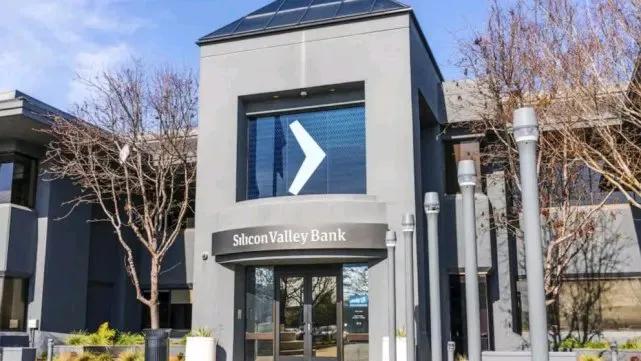 美国近190家银行面临倒闭，多个国家已看透，美元将越来越不值钱